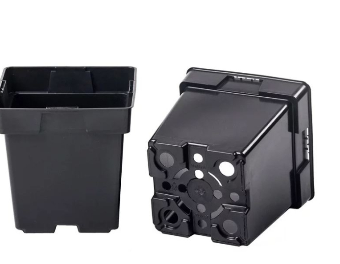 Kvetináč plastový štvorcový 2l, 14 x 14 cm